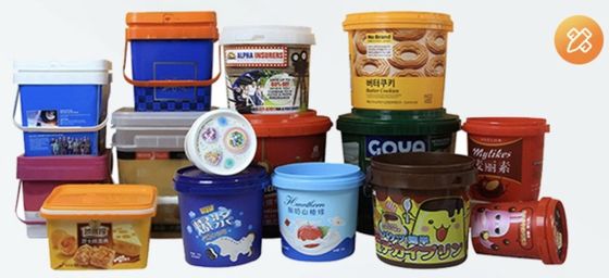 Белые пластиковые ведра с крышками для хранения пищи